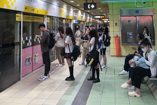 环状线大坪林站至十四张站间7日发生转辙器异常状况，暂时无法定位，约800人次受到影响。（新北捷运公司提供）