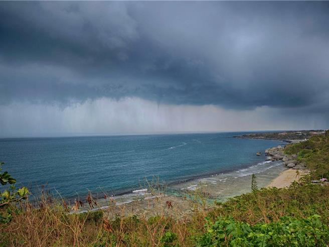 屏東縣離島小琉球9日下午3時許出現罕見的「水龍捲」異象，可清楚看到在蛤板灣外海有條清晰的線與雲層相接、一直下延至海面。（陳姓居民提供／謝佳潾屏東傳真）