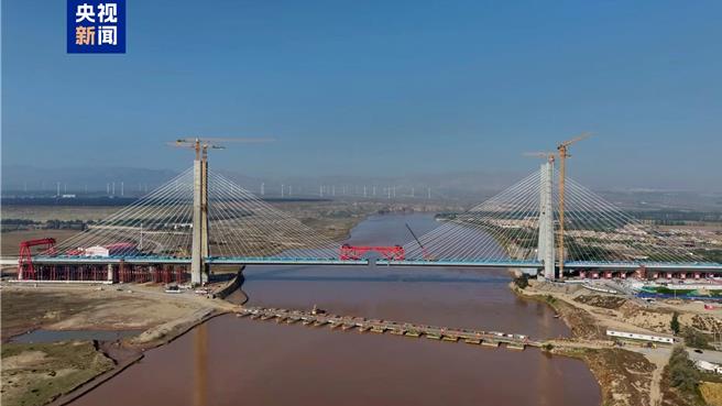 包银高铁黄河第一跨，乌海特大桥合龙。（大陆央视）