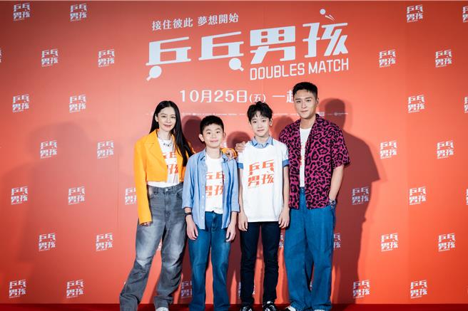 徐若瑄（左）在電影《乒乓男孩》飾演工作狂媽媽。（圖／華納兄弟提供）