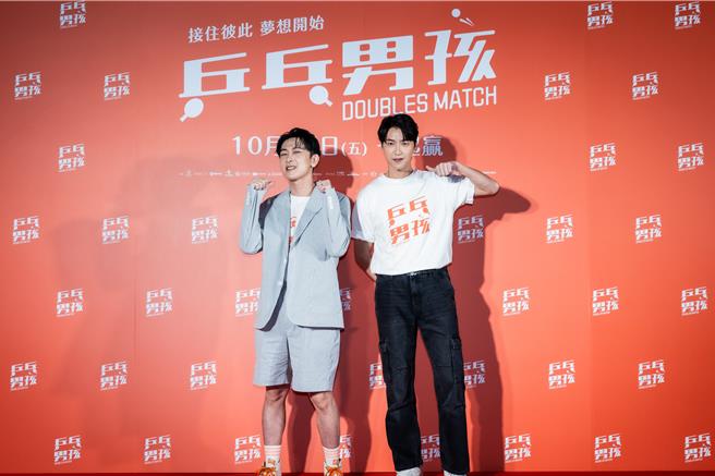 施名帥（左）與江宏傑這次在電影裡飾演桌球教練。（圖／華納兄弟提供）