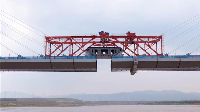 包银高铁黄河第一跨，乌海特大桥合龙。（大陆央视）