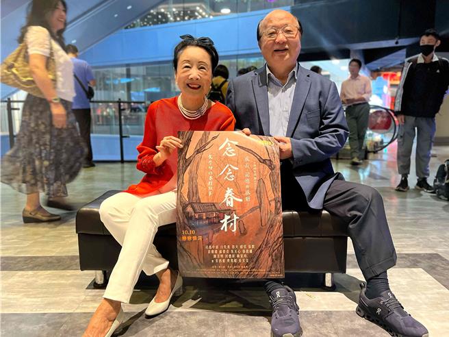 胡志强与邵晓铃时隔30年来再进电影院约会。（图／海鹏影业提供）