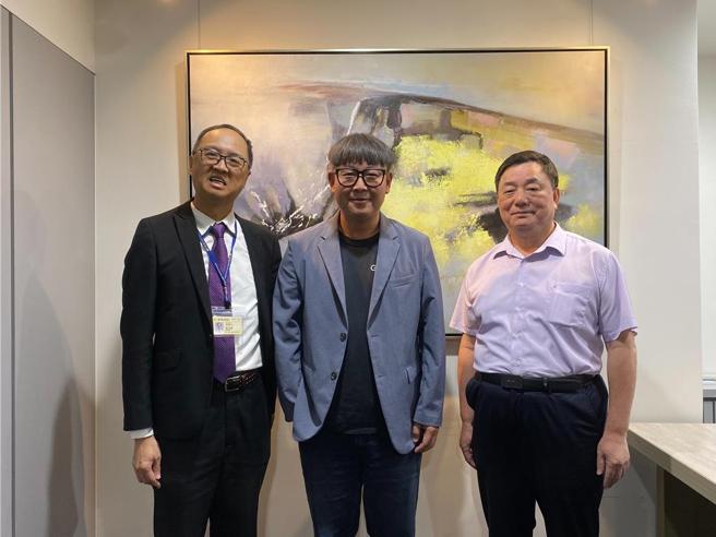 圖左起為敏盛醫院副總院長劉宜廉，盛弘醫藥董事長楊弘仁、總經理劉慶文。圖／杜蕙蓉