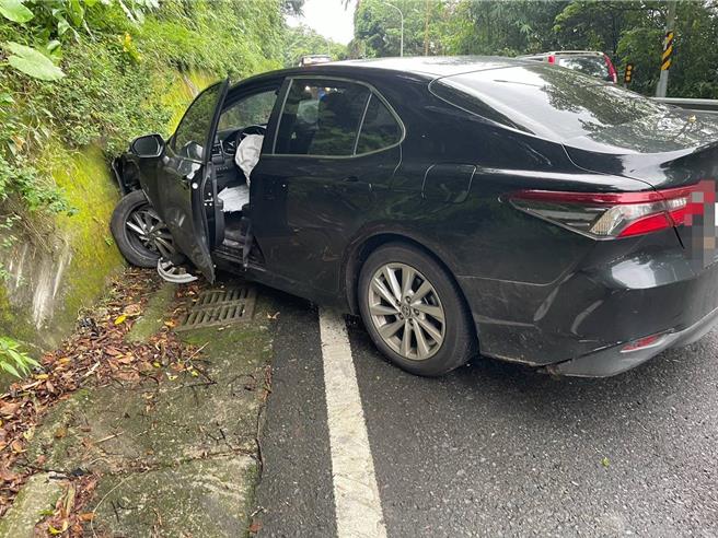 新店老翁开车捡东西酿对撞意外。（新店警分局提供）