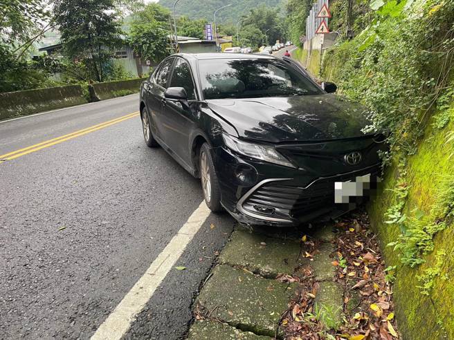 新店老翁开车捡东西酿对撞意外。（新店警分局提供）