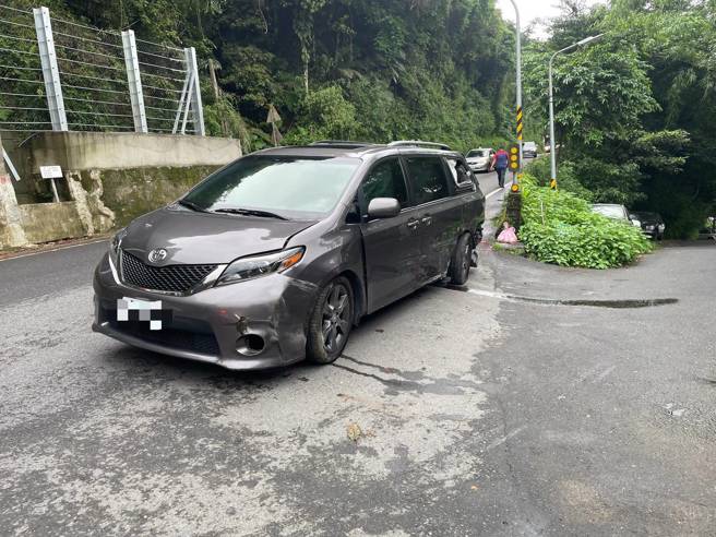 对向休旅车无故遭撞击。（新店警分局提供）
