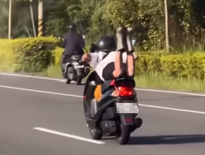 有騎士在道路上騎車猶如「蠍子擺尾」，嚇壞其他用路人。（圖／翻攝自臉書爆廢公社二館）