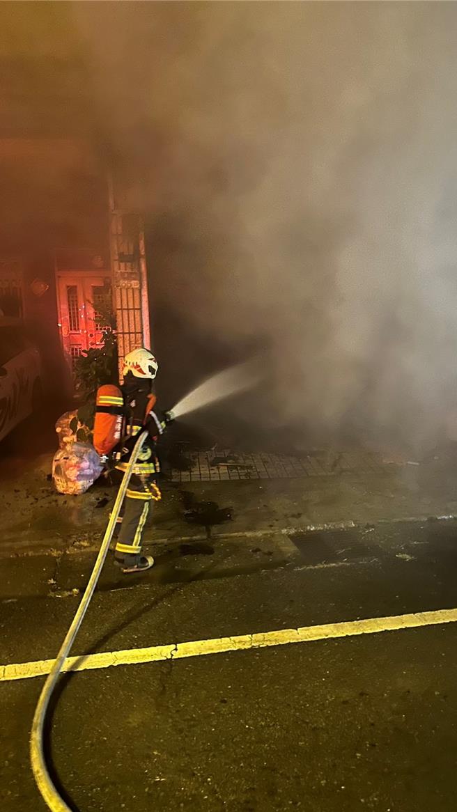 雲林縣麥寮鄉9日晚間發生住宅火警，消防人員到場將1名42歲受困女性救出，其意識昏迷尚有呼吸，送雲林長庚醫院救治，起火原因調查中。（雲林縣消防局提供／張朝欣雲林傳真）