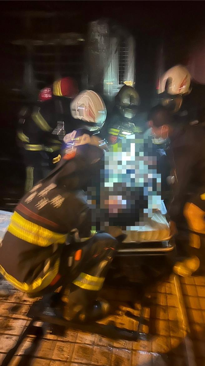 雲林縣麥寮鄉9日晚間發生住宅火警，消防人員到場將1名42歲受困女性救出，其意識昏迷尚有呼吸，送雲林長庚醫院救治，起火原因調查中。（雲林縣消防局提供／張朝欣雲林傳真）