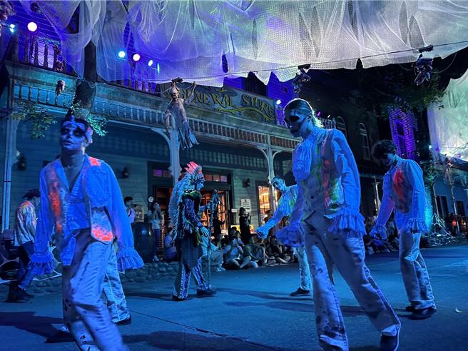 全台最大的万圣庆典六福村「2024人偶坟场墓碑镇」已经如火如荼的展开。（六福旅游集团提供）