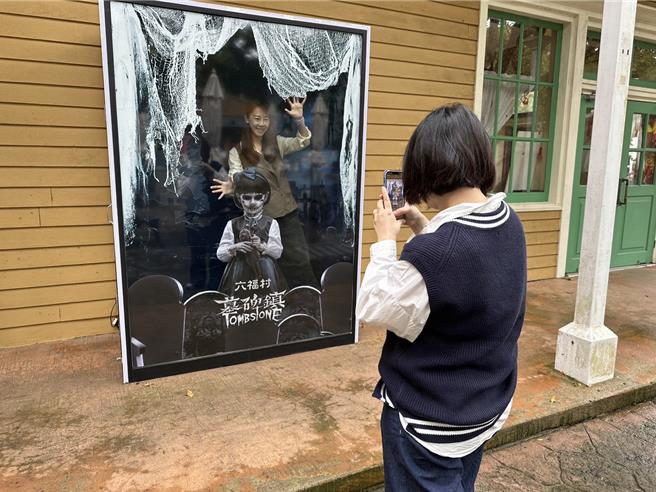 墓碑镇鬼娃Renee拍照景点「鬼相框」，可与Renee合拍。（六福旅游集团提供）
