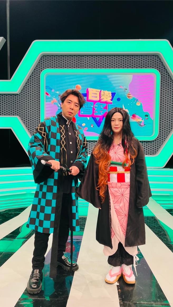 梁赫群（左）、叶欣眉办成炭治郎与弥豆子。（年代提供）