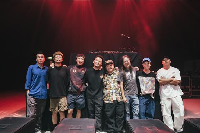 SUB创办人与股东合影，江季刚（左起）、谢乾乾、李毅诚、杨大正、迪拉胖、Legacy陈彦豪、小青蛙、DJ Hauer。（SUB提供）