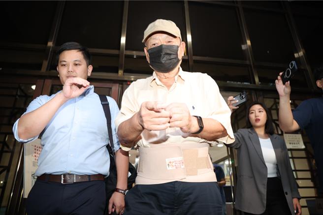 检廉侦办京华城案，声押威京子公司鼎越前董事长朱亚虎（中），（中时资料照片，邓博仁摄）