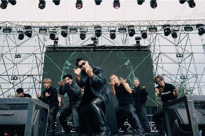 AKIRA以一襲黑色風衣勁裝上陣。（浪人祭提供）