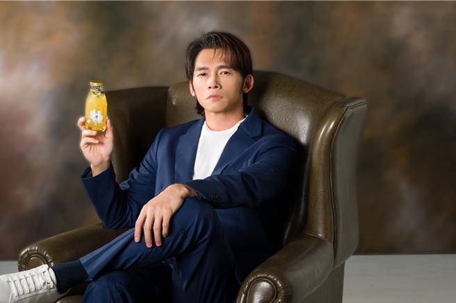 温升豪担任养生饮品代言人，在拍摄现场，更充当起监制和编导。（伊林娱乐提供）