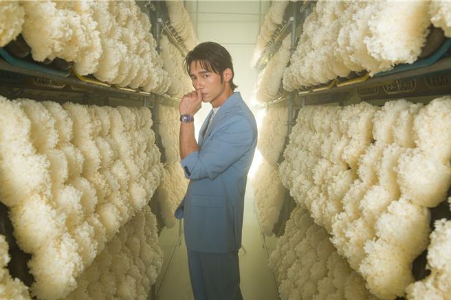 温升豪到工厂了解白木耳产出过程。（伊林娱乐提供）