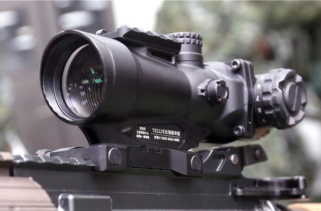 XT112式步槍配備TS112式近戰瞄準鏡。（范揚光攝）