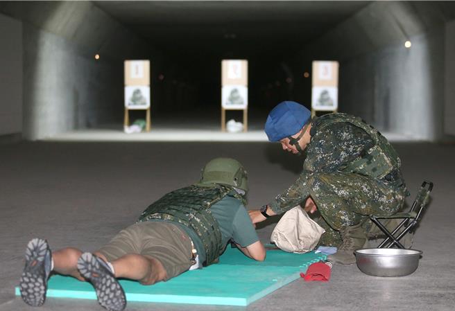 人員進入靶場時皆穿戴防彈頭盔等護具。（范揚光攝）