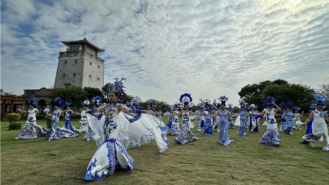 台灣世界旗袍文化推展聯合會今日號召近百位美魔女身著改良式旗袍，齊聚金門文化園區歷史民俗博物館前廣場舉辦「青花瓷旗袍文化藝術快閃」活動。(于家麒攝)