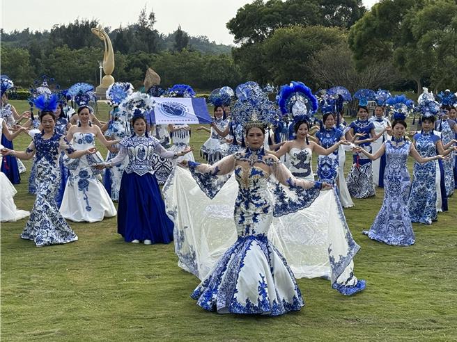 「青花瓷旗袍文化藝術快閃」活動只見滿場「會移動的花瓶」爭妍鬥艷走秀、美不勝收。(于家麒攝)