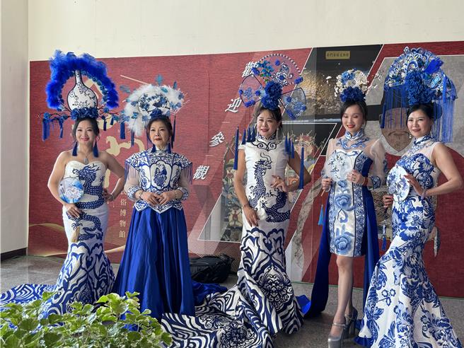 「青花瓷旗袍文化藝術快閃」活動只見滿場「會移動的花瓶」爭妍鬥艷走秀、美不勝收。(于家麒攝)
