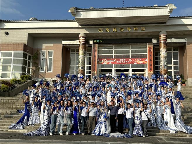近百位美魔女今身著改良式旗袍，齊聚金門文化園區歷史民俗博物館前廣場舉辦「青花瓷旗袍文化藝術快閃」活動，爲即將於本月22日登場的「金門陶與瓷工藝之美特展」揭開序幕。(于家麒攝)