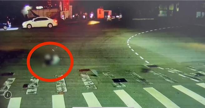 撞擊瞬間女騎士整個人噴飛，警方到場時她意識清楚，但全身多處受傷緊急送醫。（翻攝畫面／紀爰高雄傳真）