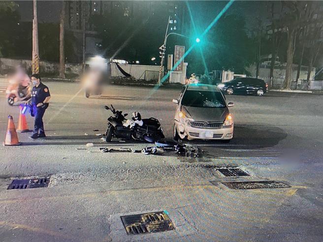 由於撞擊力道不小，機車已經撞到扭曲變形、滿地車殼碎片，自小客的前擋風玻璃也裂成蜘蛛網，多處板金明顯有凹痕。（翻攝畫面／紀爰高雄傳真）