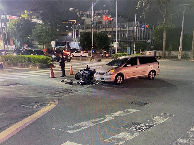 事故地點車流量高，為了經過的用路人安全，警方趕緊在現場指揮交通。（翻攝畫面／紀爰高雄傳真）