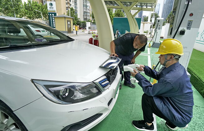 中國電動車產業關聯生產成本之所以具有競爭優勢，其中勞工成本相對歐美國家是低廉至少五倍以上，才是一大關鍵。圖／新華社