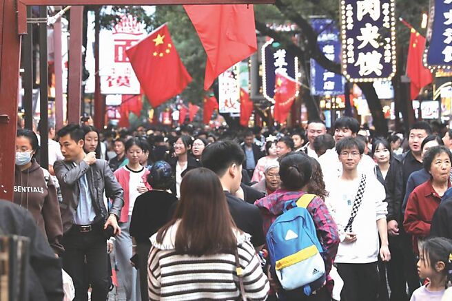 大陆「十一」黄金周7日结束，文旅部8日公布旅游市场情况，假期七天全大陆国内出游人次与消费额均较疫情前的2019年有所增长。图／中新社