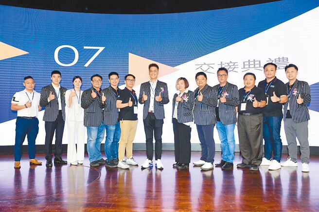 台灣懷霖工業副總劉明杰（左七）榮任台灣板金經營協會理事長，和前任理事長曾麗芳（左八）在就職典禮合影。圖／林宜蓁