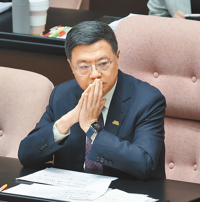 行政院长卓荣泰8日在立院备询时，姿态摆很高。（姚志平摄）