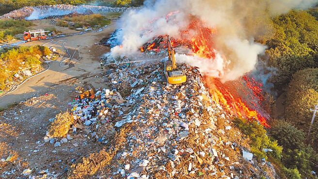 苗栗市西山垃圾掩埋場，去年11月曾發生火警，時隔7個月，今年7月再度發生火災。（民眾提供／李京昇苗栗傳真）