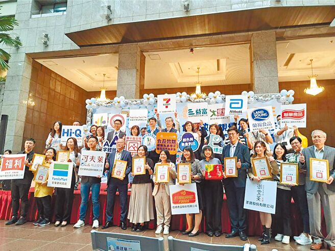 台北市衛生局首創「食品有效日期視覺友善」計畫，8日舉辦輔導業者成果發表會。（温予菱攝）