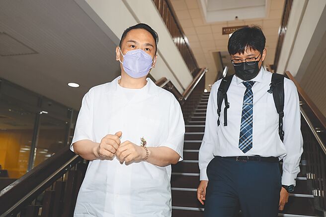 國民黨台北市議員陳重文（左）因台灣智慧光網案涉貪汙等罪日前獲交保，台北地檢署不服提抗告，台灣高等法院8日裁定駁回。（鄧博仁攝）