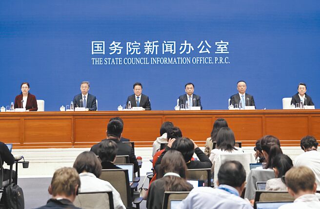 大陆国家发改委主任郑栅洁8日表示，将透过加大宏观政策逆周期调节、提振资本市场等5方面，推动经济持续回升好转。（新华社）