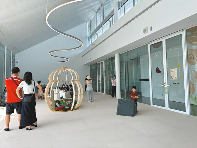 桃園市立兒童美術館試營運期間累積近20萬人次參訪，但9月收費後人潮少6成，文化局長邱正生強調目前假日平均1500到2000人才是回歸正常，能有良好的觀展體驗。（蔡依珍攝）