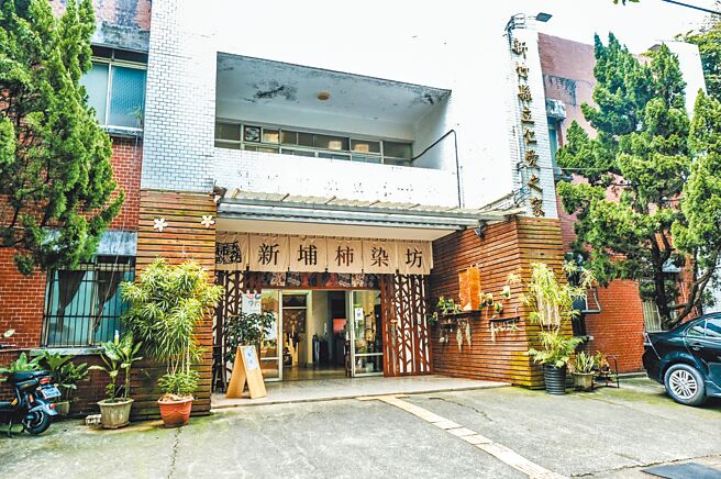 新竹县立仁爱之家将转型为社福机构，县府办理「新埔长照社福产创共融园区促参案」，县务会议8日通过报废老旧办公大楼，将由得标厂商拆除后兴建新建物。（罗浚滨摄）