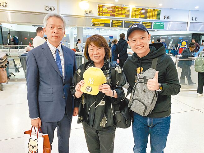 嘉義市長黃敏惠（中）8日率團出訪美國，受駐紐約經文處長李志強（左）及紐約華僑楊鎮安（右）熱烈歡迎。（嘉市府提供／廖素慧嘉市傳真）