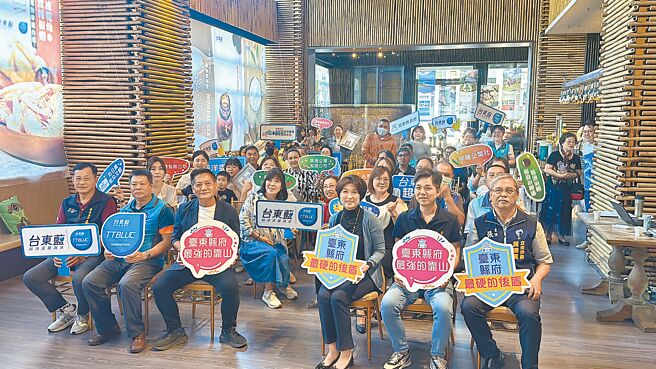 台东县府8日举办深层海水产业辅导暨TTBLUE产品开发成果发表会。（蔡旻妤摄）