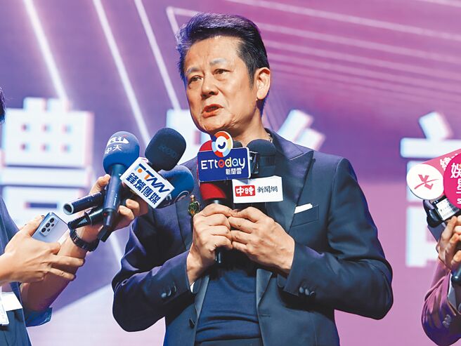 徐乃麟8日在记者会上提到离世的汪建民，忍不住落下男儿泪。（陈俊吉摄）