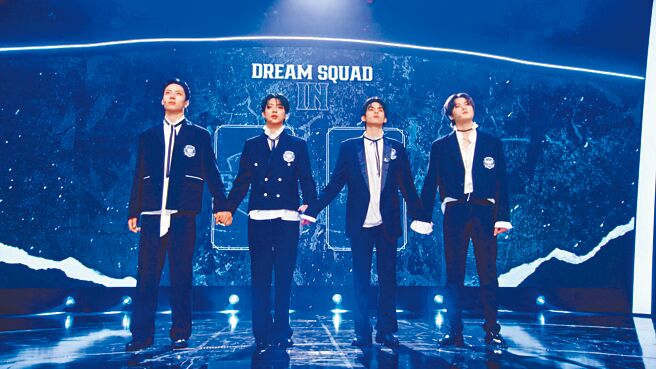 男團選秀《SCOOL》選手陳柏佑（左起）、陳麒文、林子宸和鄭美祥表現獲得導師肯定。（天空娛樂提供）