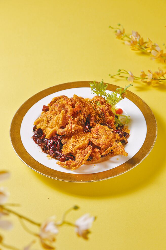 明宮粵菜廳推出避風塘麥片炒軟殼蟹，外皮金黃酥脆，內裡是微辣軟嫩蟹肉。（台北老爺酒店提供）