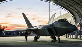 網護F-22戰機 美基地面臨神秘無人機群侵擾