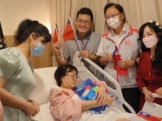 矽谷夫妻從美國返台待產 意外誕下國慶寶寶