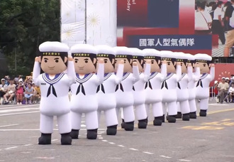 國慶三軍充氣娃娃卡哇伊！ 操偶官兵挑「耐熱體力佳」