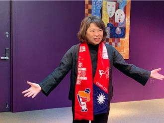 黃敏惠訪雪城送國旗圍巾  號召僑胞參加當地國慶升旗典禮